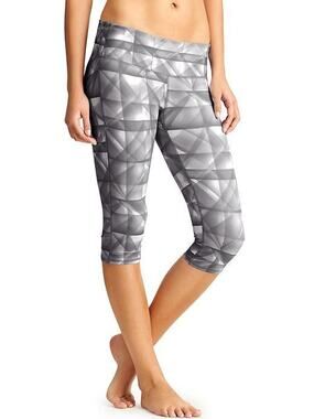 Athleta Diamond Chaturanga Knicker Capri Pant, Flint Grey SIZE L #489431 v819